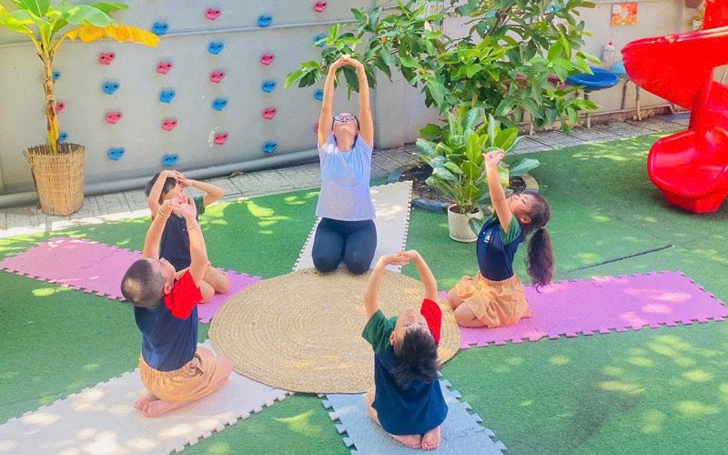 Yoga trẻ em trong phương pháp giảng dạy Global Nexus phát triển toàn diện